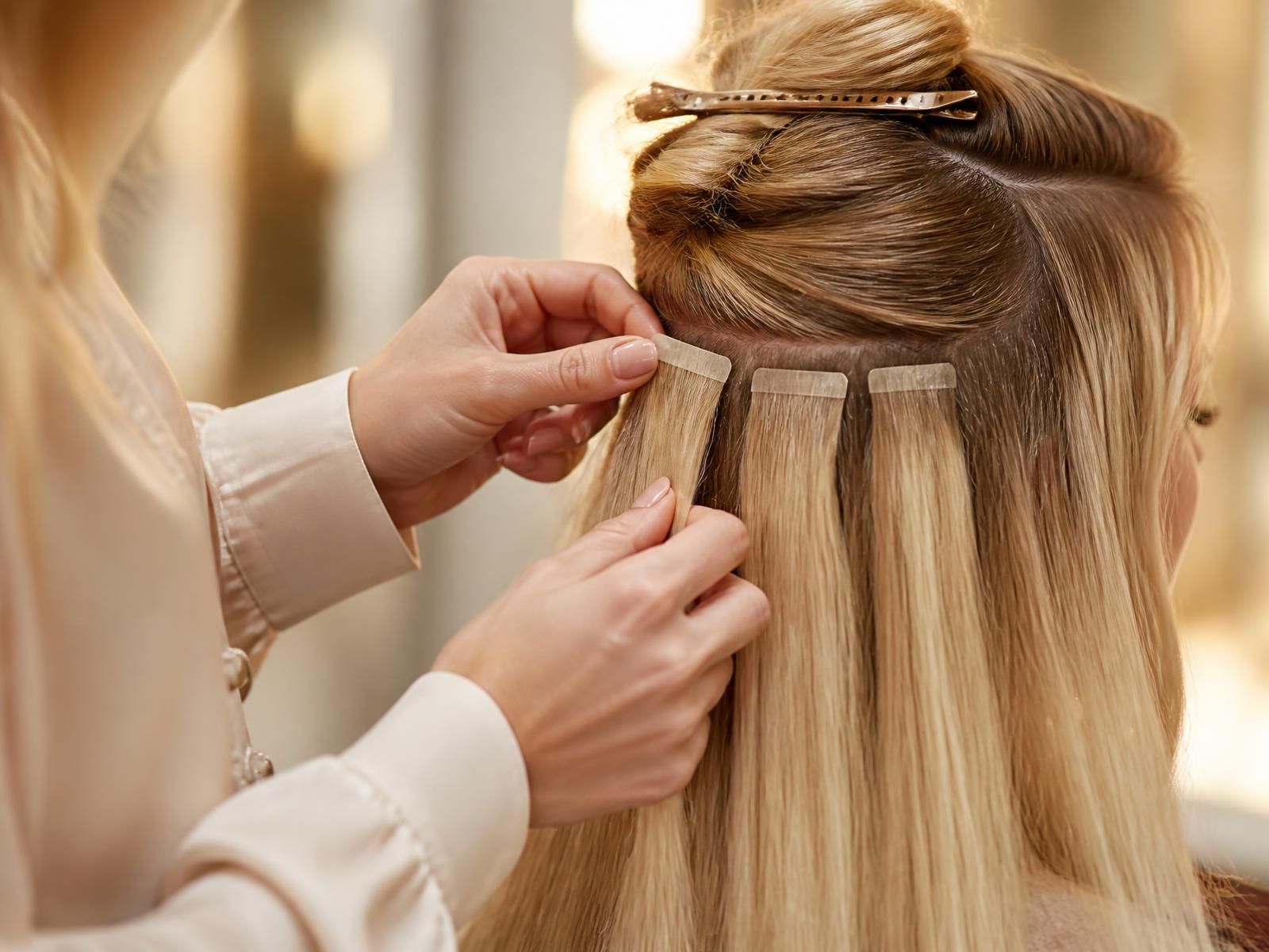 Aplikace tape in pásek do dlouhých blond vlasů
